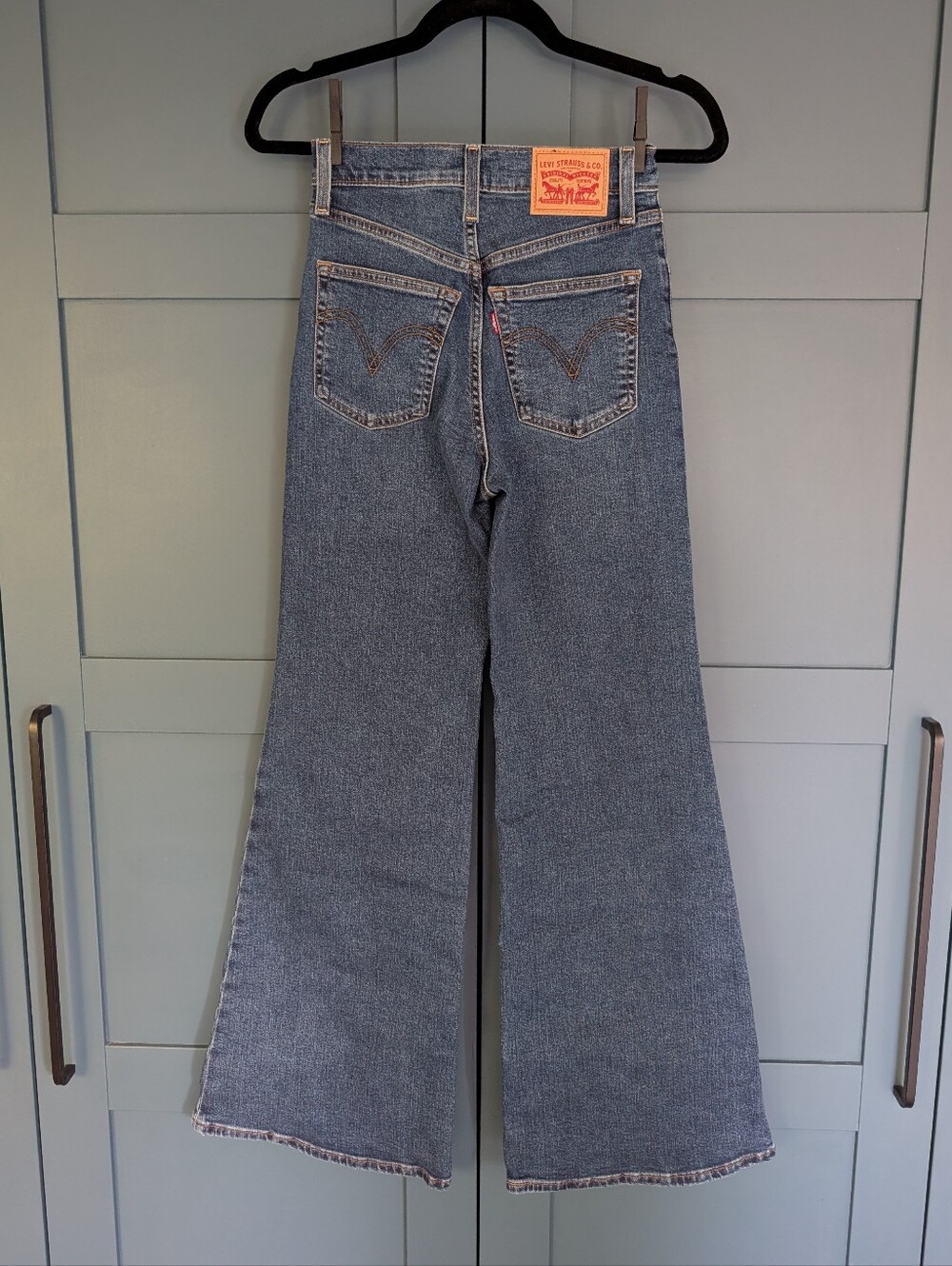 Levi's Ribcage Bell Jeans | Size W25 L32 - Picture 2 of 12